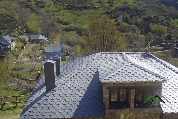 Detalle de limatesas en tejado de pizarra natural.