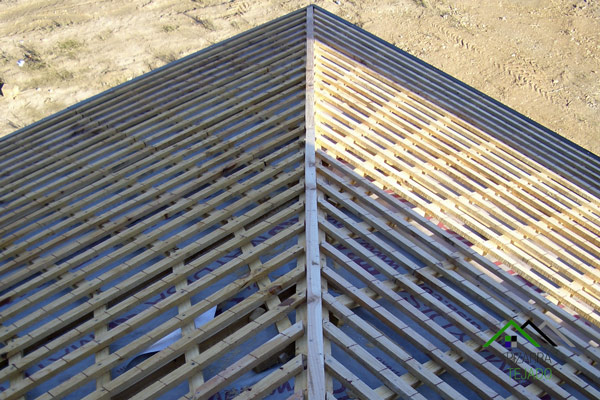 Rastrelado vertical sobre estructura de madera para pizarra natural.