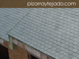 Foto de tejado de pizarra natural en edificio de viviendas en León.