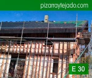 Colocación de tejado de pizarra por expertos colocadores de pizarra del Bierzo vivienda en Horebeke, Bélgica. Piedra pizarra tejado.