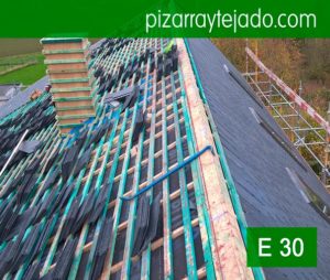 Instalación de pizarra en tejado de vivienda situada Horebeke, Bélgica. Rastrel para teja pizarra Madrid por expertos pizarristas de León.
