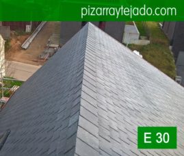 Bonito remate de cumbrera de pizarra natural de León. Colocación de tejado de pizarra por pizarristas del Bierzo vivienda en Horebeke, Bélgica.
