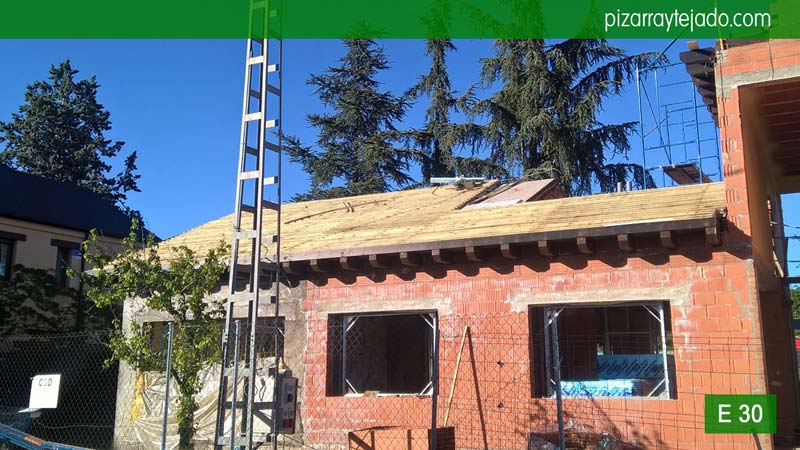 Colocación de tejado pizarra natural Madrid. Montaje de doble rastrel para tejado de pizarra 50x25. Tejados de pizarra.