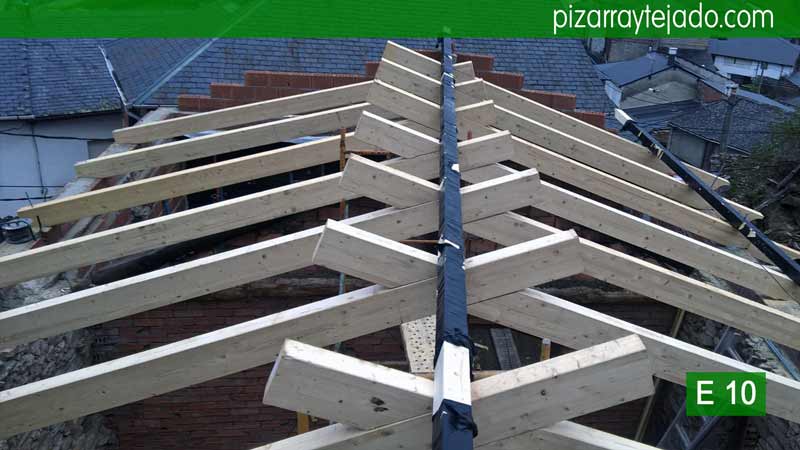 Construcción estructura de madera de cubierta en Ponferrada. Cubiertas de madera y pizarra Ponferrada. Estructura de madera Ponferrada.