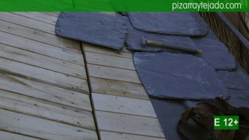 Detalle de la dificultad de colocación de pizarra granel para tejados de doble pendiente. Pizarra para tejados precios.