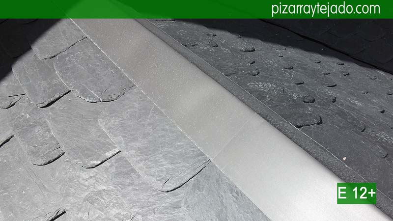 Preciosa pizarra de color negro Bierzo en gran formato. Colocación de zinc en tejados. Trabajos de zinc en cubierta.