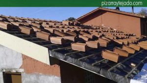 Distribución de la teja cerámica. Detalle de montaje de la membrana entre rastreles verticales y horizontales. Asturias tejados.