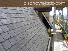 Colocación de pizarra en cubierta. Foto de montaje de andamios.