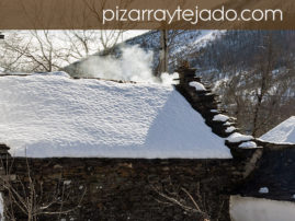 Foto de cubierta de pizarra nevada en León.