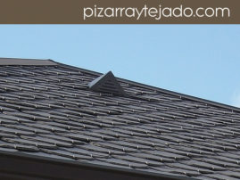 Foto de pizarra para tejado. Detalle de beata situada cerca de la cumbrera de pizarra. Venta de pizarra natural para cubiertas y tejados.