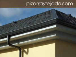 Foto de pizarra para tejado. Detalle de beatas situadas en ambos faldones de cubierta de pizarra.