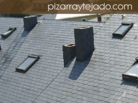 Foto de remate de cubierta de pizarra natural en vivienda.
