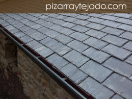 Fotografía de tejado de pizarra gris de León. Promoción de viviendas.