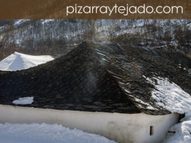 Fotografía de tejados de pizarra rústicos en León.