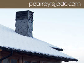 Chimenea revestida de pizarra natural. Tejados y cubiertas de pizarra.