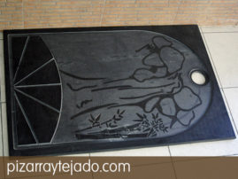 Diseño personalizado de plato de ducha en pizarra natural.