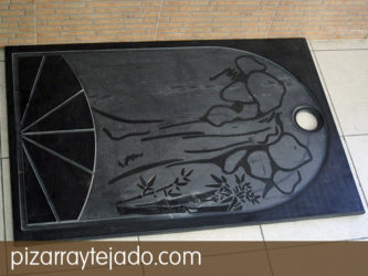 Diseño personalizado de plato de ducha en pizarra natural.