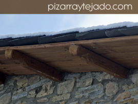 Nieve sobre alero de pizarra. Pizarra natural de León.