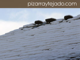 Remate de cumbrera en tejado de pizarra natural.