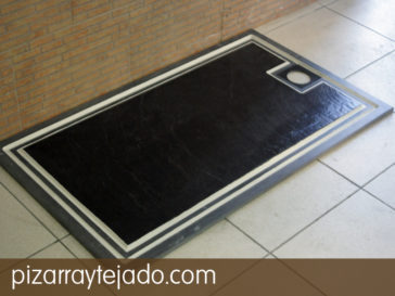 Suelo de ducha rectangular de pizarra natural.