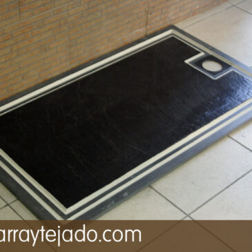 Suelo de ducha rectangular de pizarra natural.