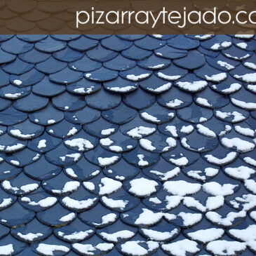 Tejados de pizarra natural con nieve.