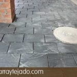Colocación de plaqueta de pizarra 35x25 para suelos exteriores, antes de rejuntado. Pizarra de León.