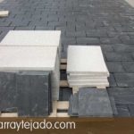 Colocación de granito y pizarra natural para suelos exteriores. Formato de la plaqueta de pizarra natural para suelos exteriores: 35x25.
