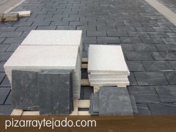Colocación de granito y pizarra natural para suelos exteriores. Formato de la plaqueta de pizarra natural para suelos exteriores: 35x25.