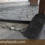 Colocación de plaqueta de pizarra natural para suelo exterior. Formato 35 x 25. Color negro.