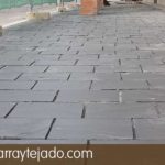 Colocación de plaqueta de pizarra natural de León en suelo exterior, antes de rejuntado Formato 35 x 25.