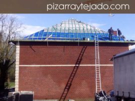 Ejecución de cubierta en pizarra natural de León. Labor de rastrelado en cubierta de 500 m2 en Europa.