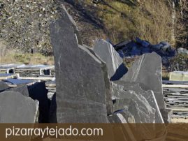 Monolitos de pizarra y piezas masivas de pizarra natural. Origen León.