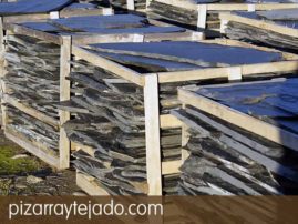 Pallet de pizarra para suelo exterior. Paso irregular de pizarra natural, flagstone, feet stone y flat pebbles. Origen León.