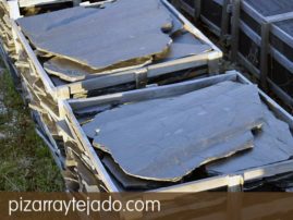 Paso irregular de pizarra para suelo exterior. Pizarra natural irregular para pasos. Origen León.