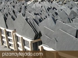 Pizarra natural color negro y formato irregular.