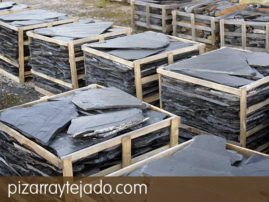 Pizarra suelo exterior e interior. Pallet de pasos irregulares de pizarra natural, flagstone, feet stone y flat pebbles. Origen León.