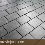 Plaqueta de pizarra natural para suelos exteriores. Formato 35 x 25. Colocación de plaqueta antes de rejuntado.
