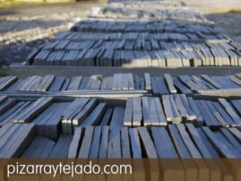 Plaqueta de pizarra natural para suelos, fachadas y revestimientos. Acabado rústico (sin calibrar) para exteriores. Cantera en León.