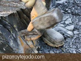 Trabajo manual de elaboración de pizarra natural. Origen de cantera en León.