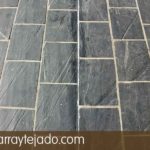 Detalle de junta de dilatación en suelo de plaqueta de pizarra para suelos exteriores.