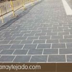 Suelo de plaqueta de pizarra para suelos exteriores. Transitado durante toda la Semana Santa 2015. Foto tomada el lunes de Pascua.