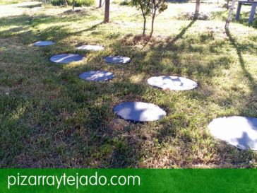 Paso japonés de piedra de pizarra natural.