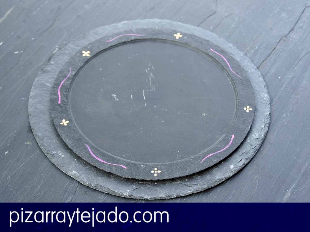 Bajoplato con plato pizarra.