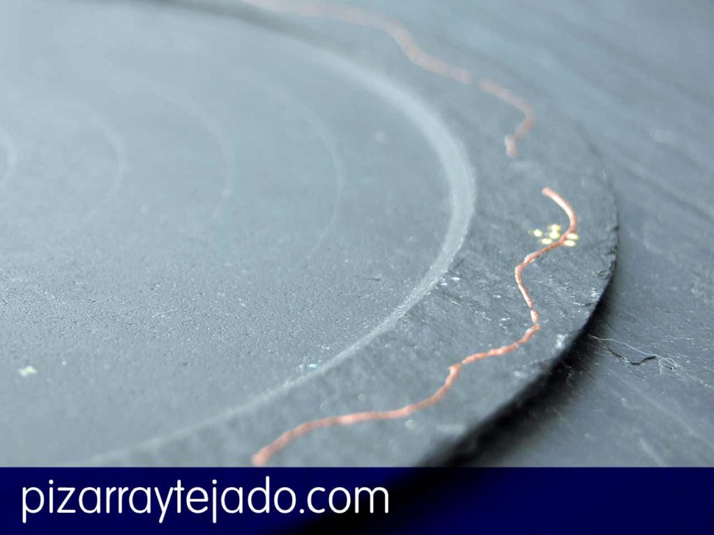 Plato pizarra decorado.