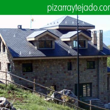 Instal·lem teulades de pissarra natural. Colocación de pizarra en tejados. Construcció de teulades de pissarra. Construcción de tejados de pizarra.