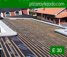 El segundo rastrel ya está fijado y ya se procede a colocar la pizarra en la cubierta. Slate roofing. Toiture ardoise. Schiefer dach. Ardosia.