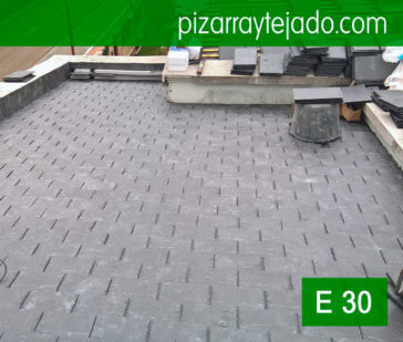 La colocación de la pizarra negra E30 se realiza con puntas inoxidables para pizarra. Labores de remate de tejado de pizarra. Schiefer. Slate. Ardoise. Ardosia.