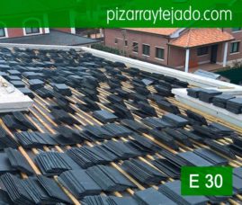 La fijación de las piezas se realiza con puntas inoxidables para la colocación de pizarra negra del Bierzo. Slate roofing. Toiture ardoise. Schiefer dach. Ardosia.