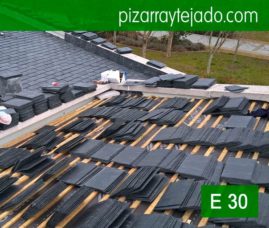 Labor de reparto de la pizarra negra E30 del Bierzo para su colocación con clavos.